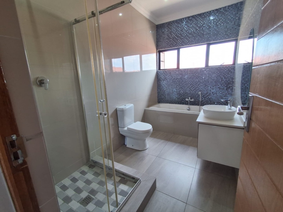 5 Bedroom Property for Sale in Wild Olive Estate Free State